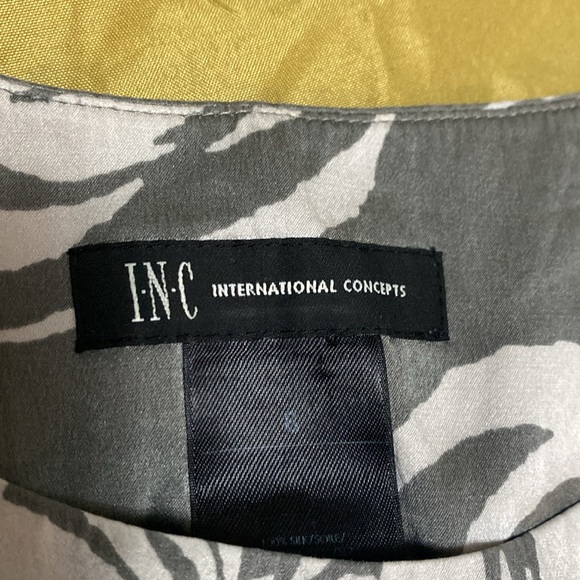 International inc blouse - size 8 - Picture 3 of 4
